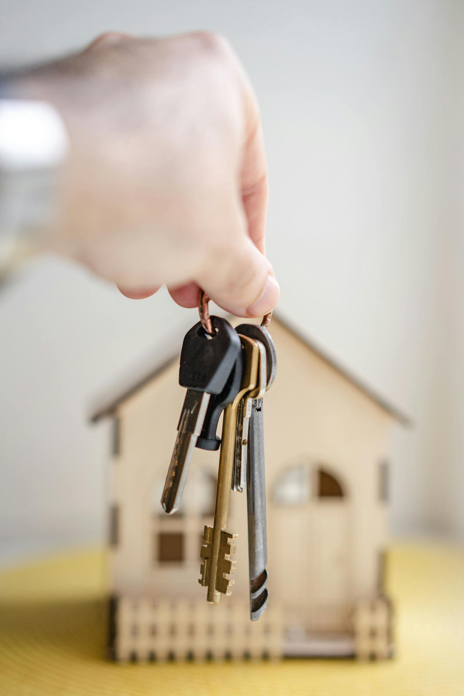 House keys held by an agent