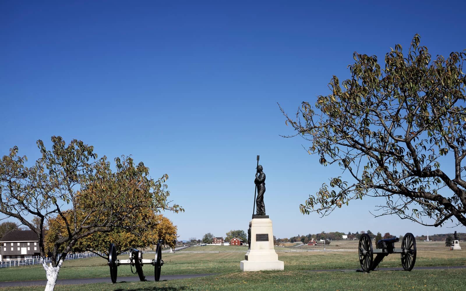 Monument and Civil War cannons on the Gettysburg battlefield, Gettysburg National Military Park, Pennsylvania
